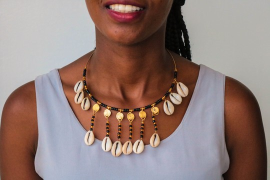 Collier coquillage cauri, collier coquillage, collier en laiton, collier africain. Cadeau pour elle, cadeau de maman