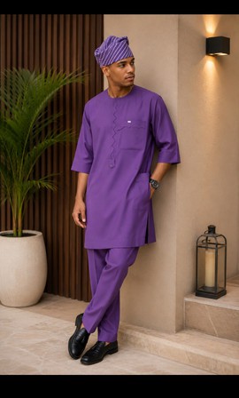 Ensemble traditionnel deux pièces pour homme, violet, avec haut à col natif orné d’une patte de boutonnage en zigzag et pantalon
