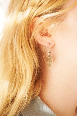 Fatma's hand earring handmade in 925 silver for a chic and unique everyday look