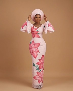 Robe longue en Aso-Oke tissé à la main, peinte à la main avec des fleurs, rose blush, avec gele pré-noué assorti