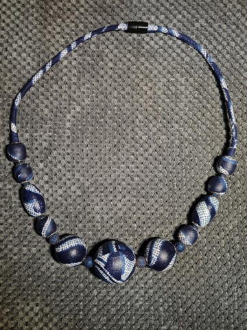 Collier YEMOJA NDOP BLEU en perles WAX tissu-pagnes