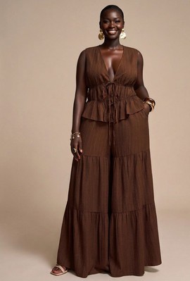 Ensemble deux pièces blouse étagée texturée et pantalon couleur cacao