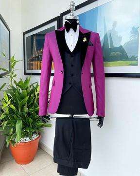 Un costume magenta, un bouton, un smoking jacquard à revers en pointe, un gilet à revers et un pantalon.