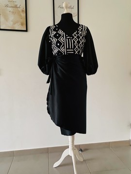 Ensemble robe portefeuille - jupe cache cœur en satin - noir  - haut cache cœur bogolan