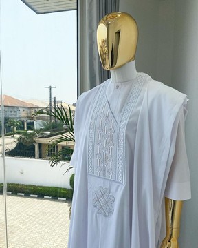 Une agbada de broderie en ligne droite et ronde en pointillé Blanche-Neige avec pierre Swarovski argentée