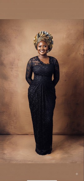 Robe noire en dentelle avec bandeau métallique