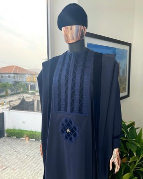 Une broderie monochrome bleu marine rechargée avec des détails en velours italien imbibé d'agbada