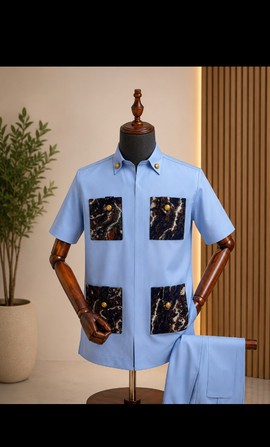 Ensemble Senator bleu ciel pour homme avec panneaux de poche à imprimé marbré – Tenue traditionnelle deux pièces à manches courtes