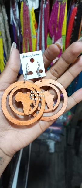 Boucles d'oreilles/Bijoux en bois clair femme africaine