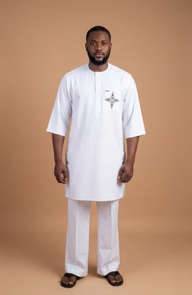 Costume africain de sénateur blanc éclatant pour homme, à manches courtes, avec broderie en losange sur la poitrine