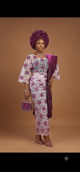 Ensemble Aso Ebi en dentelle prune royale