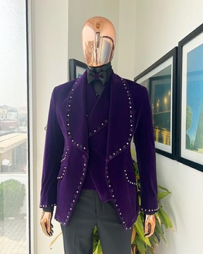Un costume de smoking en velours violet aubergine à revers châle
