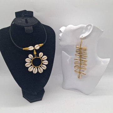 Parure de bijoux africains imposants en coquillages, collier en cauris et longues boucles d’oreilles, ras-de-cou tribal fait main
