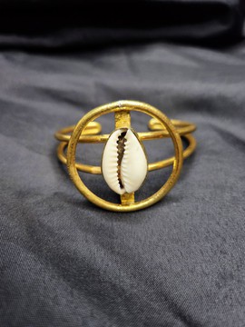 Bracelet en bronze et cauris