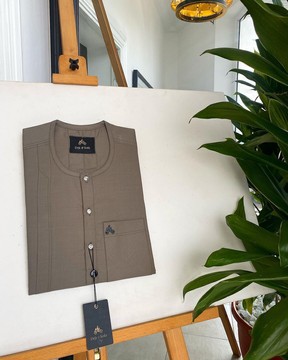 Un caftan traditionnel de sénateur gris cendré.