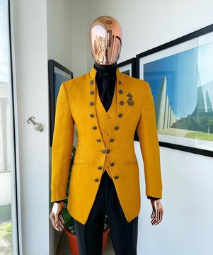 Le "Monaco" jaune miel, costume à un bouton sur le devant, gilet classique, cravate et pantalon à coupe large
