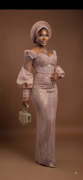 Robe élégante perlée rose poudré,