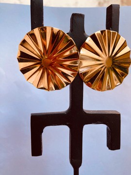 Magnificent pair of sleeper style earrings in geometric steel round shape