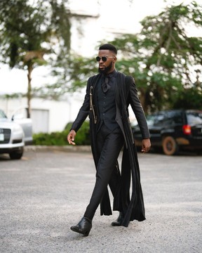 Une veste croisée déconstruite noir anthracite monochrome avec flare