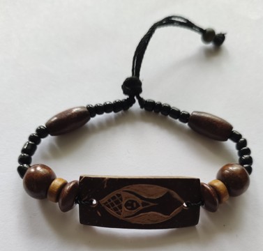 Bracelet sculpté avec perles de bois