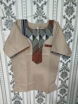 Chemise à motif culturel ton sable – Haut moderne à accent tribal, mode masculine africaine