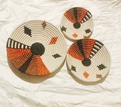 Ensemble de paniers, paniers en sisal, paniers faits à la main, décoration murale.