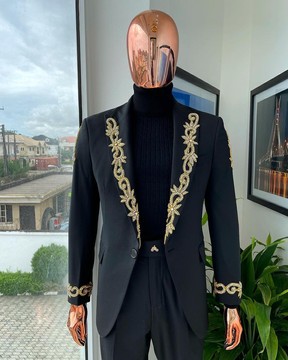 Un costume à revers en pointe noir anthracite monochrome «Vegas» rechargé