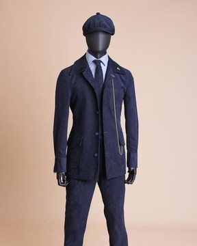 Une veste en velours côtelé bleu marine