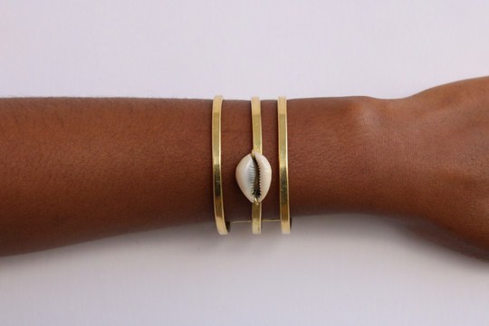 Bracelet manchette en laiton et cauris fait main – Jonc africain ajustable pour femme