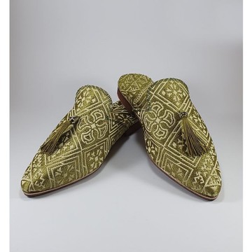 Handcrafted feminine fashion slipper