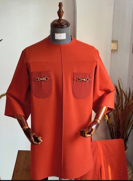 Haut traditionnel pour homme orange rouille avec détail de poches doubles à maillons dorés – Tenue traditionnelle deux pièces