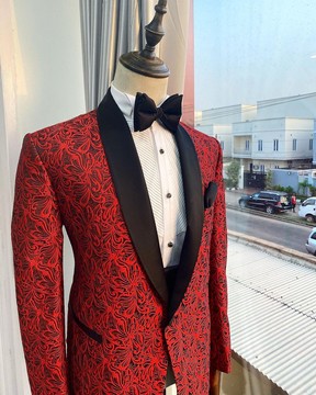 Un costume de smoking rouge et à motifs en jacquard à revers châle