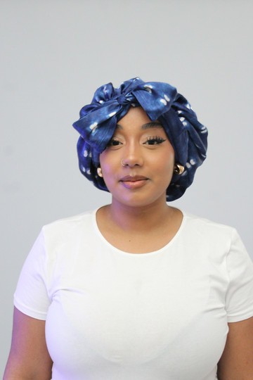 Bonnet soie satin à nouer bleu