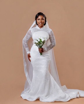 Robe de mariée de luxe en dentelle blanche perlée avec voile