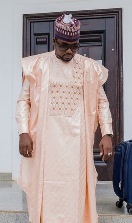 Ensemble agbada pêche pour homme avec broderies brun doré | Tenue traditionnelle nigériane de luxe