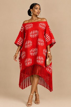 Robe caftan rouge en batik pour femme, épaules dénudées et détails à franges