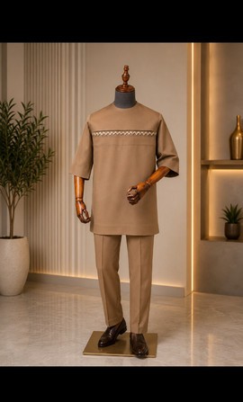 Ensemble Senator marron camel pour homme avec bordure tissée sur la poitrine – Tenue traditionnelle deux pièces à manches courtes