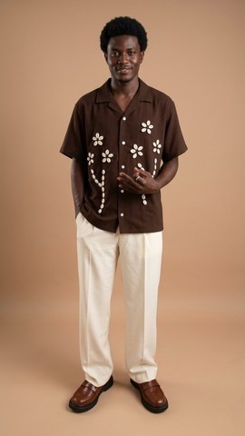 Ensemble deux pièces chemise et pantalon marron orné de cauris, confectionné à la main