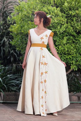 Robe longue/ Robe de mariée/Fiançaille brodée/ BRODERIE MALAGASY/Madagascar