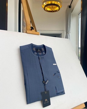 Un natif de caftan de sénateur traditionnel bleu de l'armée de l'air.