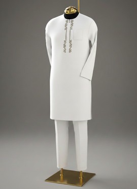 Tunique traditionnelle élégante de couleur blanc cassé, style caftan