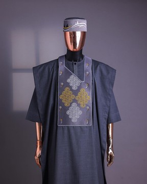 Un carré gris tissé interconnecté détaille agbada