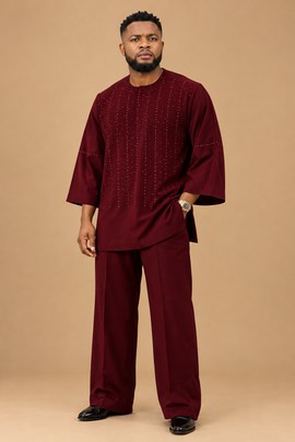 Ensemble traditionnel bordeaux deux pièces avec tunique ornée et pantalon à jambes larges