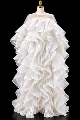 Robe blanche à volants au style affirmé – Couture élégante et spectaculaire