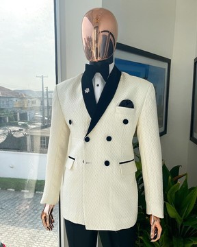 Un costume de smoking à revers en velours italien à double boutonnage et à motif de cercle