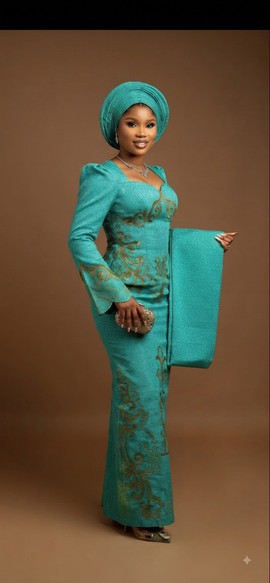 Ensemble Aso Oke orné de turquoise et d’or