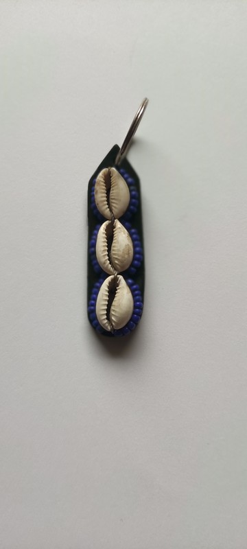 Porte-clés cuir et cauris avec mini perles bleues - porte clefs