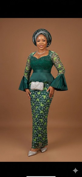 Ensemble jupe péplum et haut élégant en dentelle verte