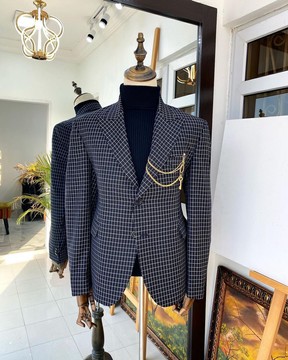 Un costume à carreaux noir et ivoire