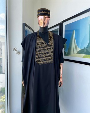 A Noir anthracite, motif scritto doré (dejiandkola) brodé détaillant Agbada